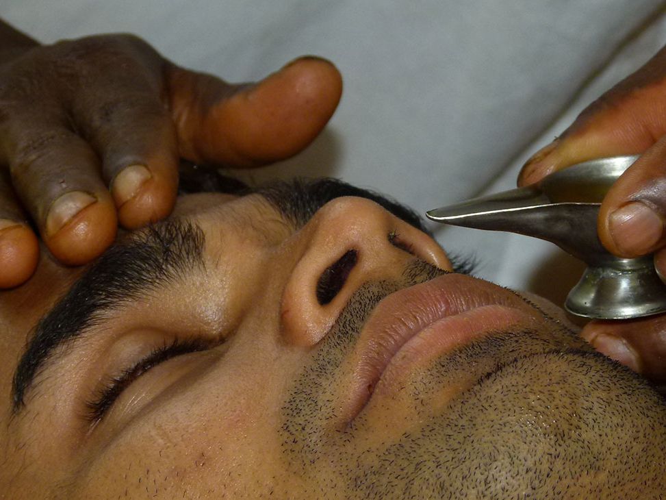 anwendungen_aufmacher_nasendusche-8a8842a8 Nasendusche als ayurvedische Anwendung