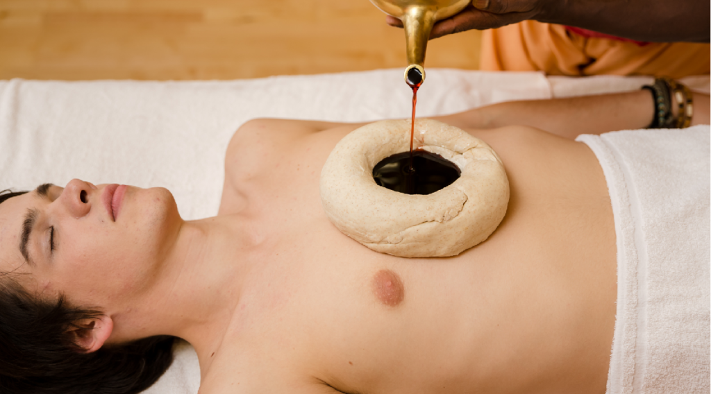 basti_gro Ölguss im Kräuterteig als ayurvedische Anwendung